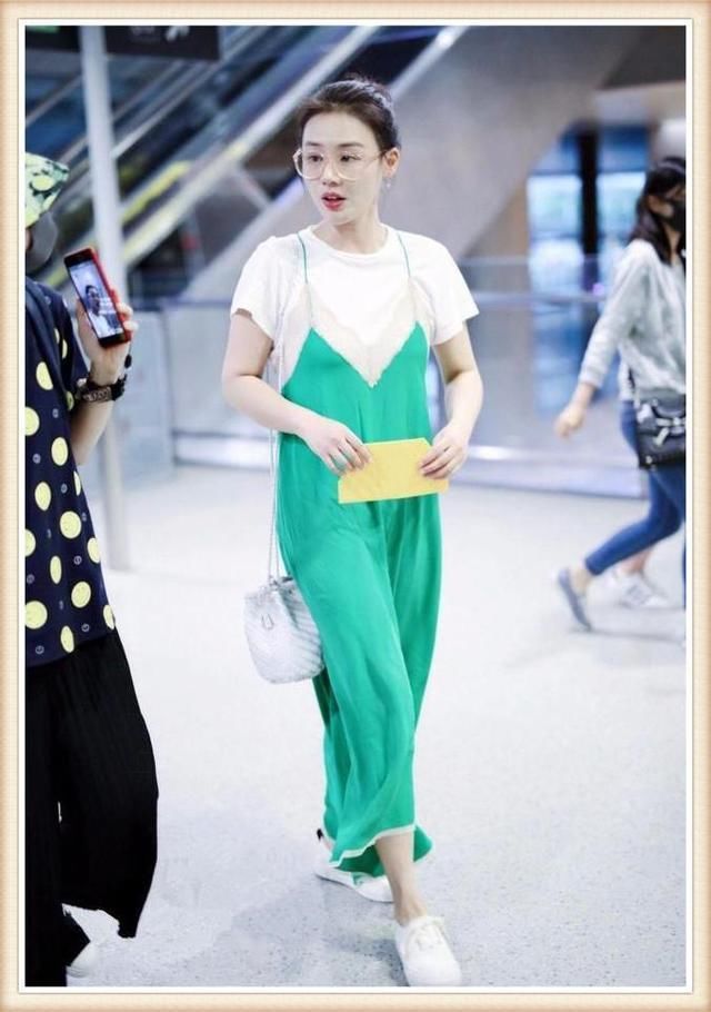 当马思纯和张俪同穿绿色吊带裙，才知道露肩与不露肩的差距有多大
