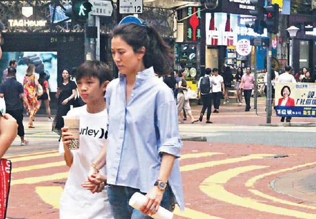 袁咏仪陪儿子魔童去购物 向店员曝儿子将爸爸的手机扔进泳池