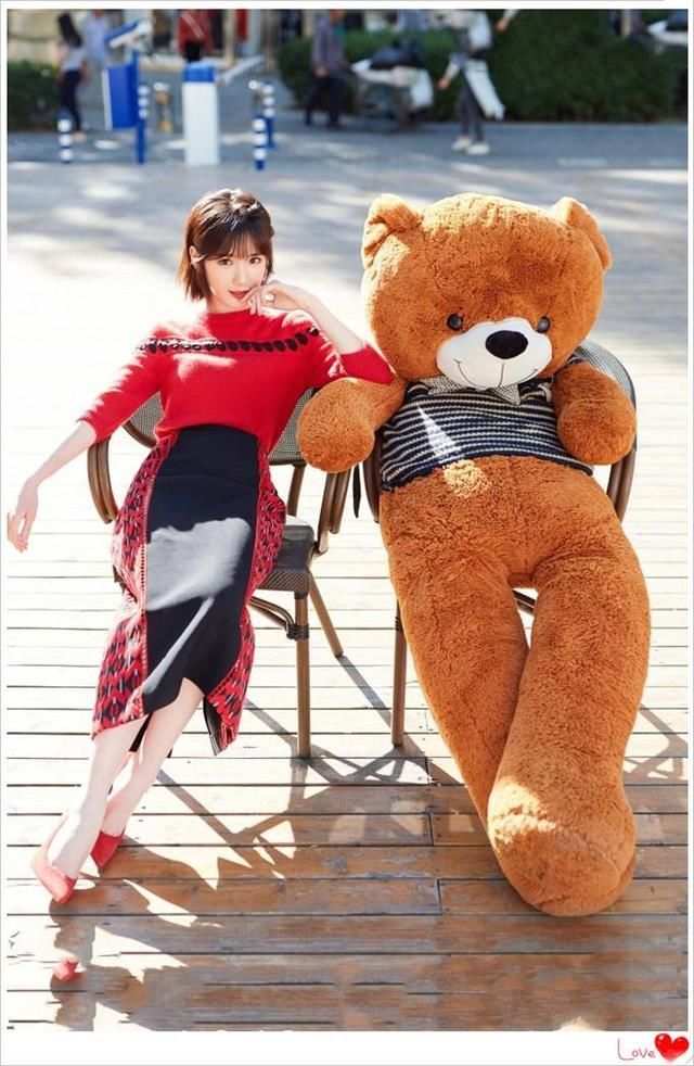 毛晓彤的气质果然不是吹的!80年代格纹裙也能穿出时髦感，就服你