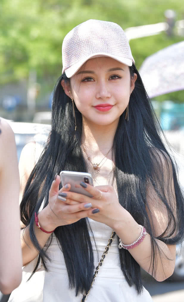 娇媚小姐姐超短裤紧绷，这样的衣服不挑年龄不挑身材。