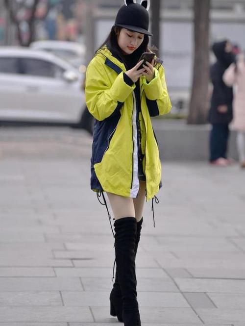  #小姐姐#街拍：沉鱼落雁的小姐姐，一件黄色背心配白色热裤，青春活力气质