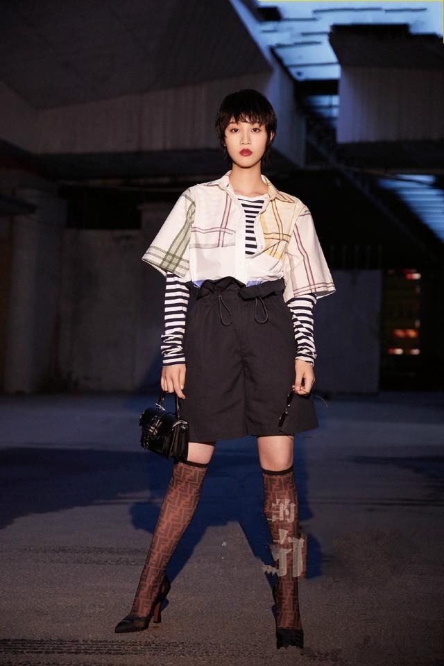 蓝盈莹真猛！这么窄的尖头高跟也要硬塞进去，网友：心疼39码的脚