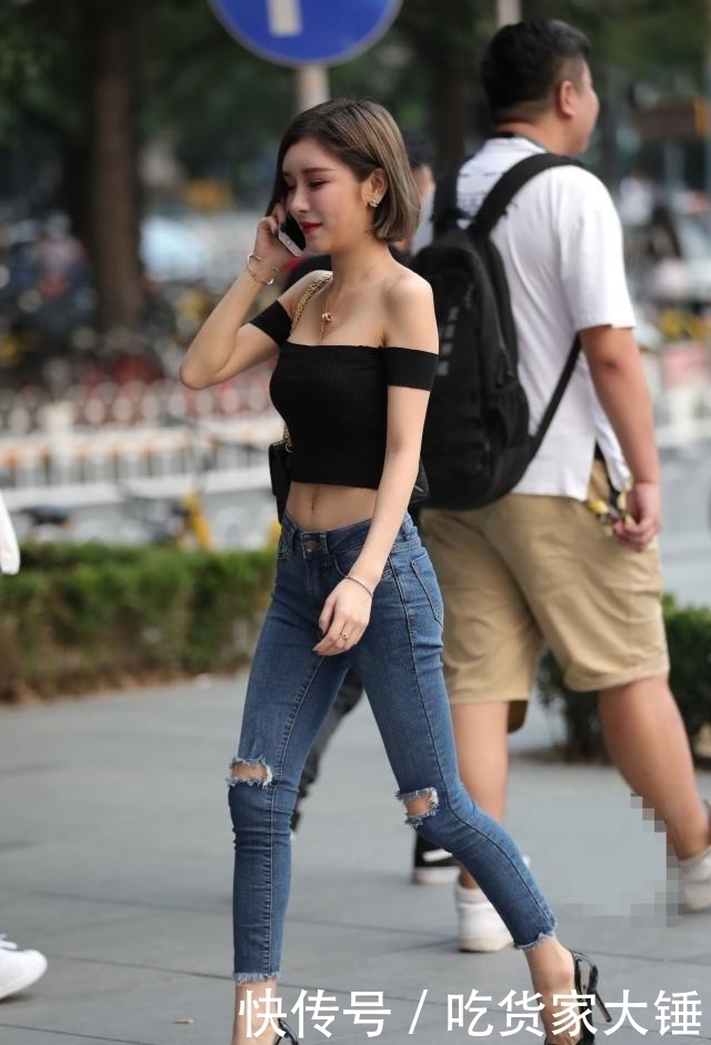 「 不住」穿露肩的衣服有点容易HOLD不住，街拍身材太过于消瘦的女生