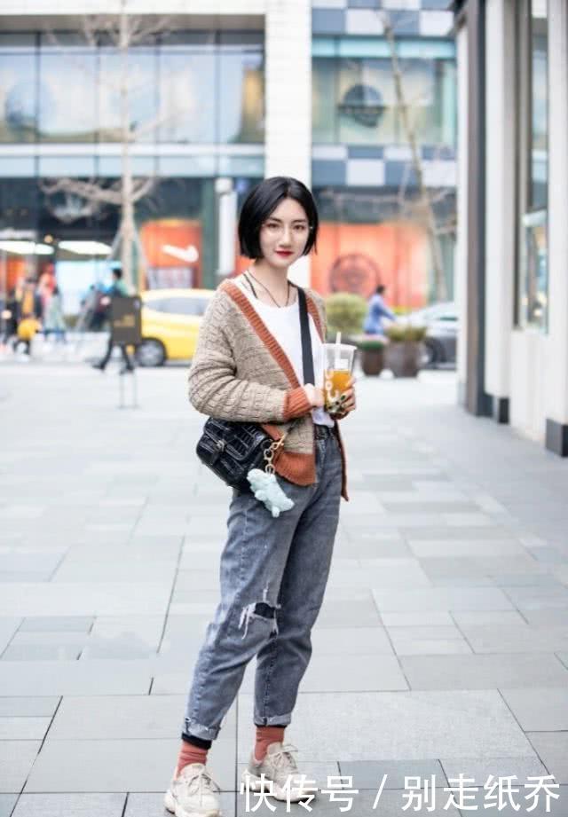 『搭配』路人街拍,姑娘非常好看,穿黑色高腰吊带背心,很是惊艳