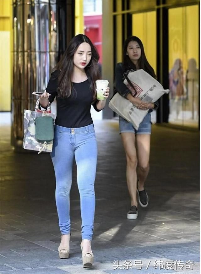 时装搭配，紧身牛仔裤穿得漂亮而自信，甜美的魅力展现女孩优雅