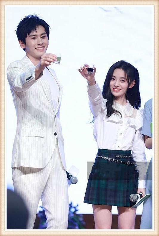 鞠婧祎腿夹的真高明！一丝缝隙都没有，把张哲瀚礼貌眼都逼出来了