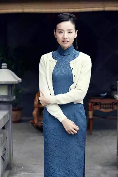 37岁董洁现身活动，薄纱裙穿出一片风尘，网友：清纯形象瞬间崩塌