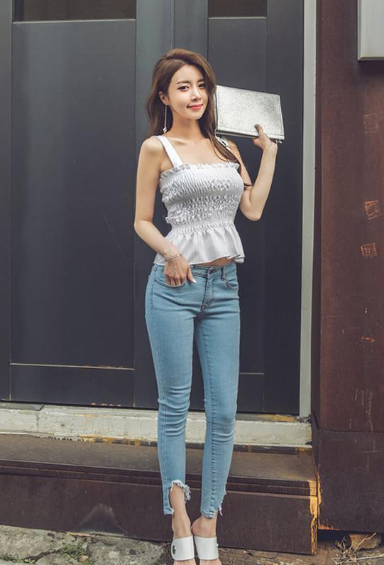 身穿紧身衣的小可爱，身材凹凸有致，展现女神性感妩媚！