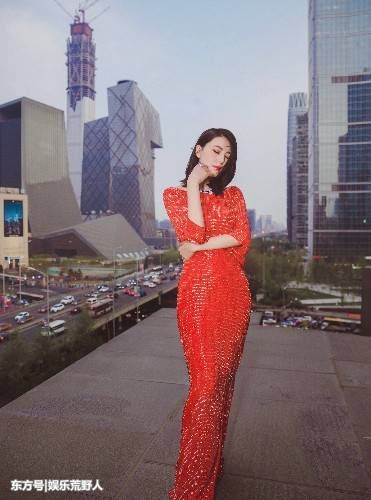 “国民女神”高圆圆童心未泯，手拿红色气球街拍十分养眼