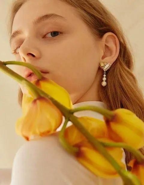  时髦■时髦办｜Jennie的珍珠项链那么多，还硬要和妈妈抢着戴这一条？