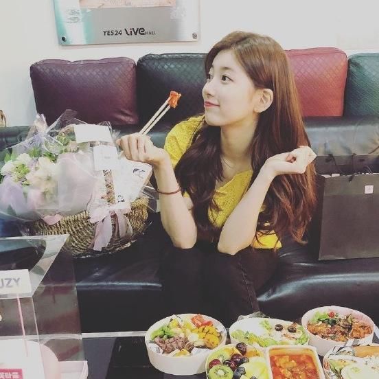 周洁琼和秀智同穿黄色上衣，网友：一个女神一个路人