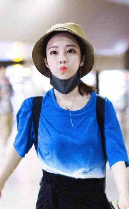 冯提莫真敢穿！下搭大妈裙抢眼，网友：网红和明星的差距真大