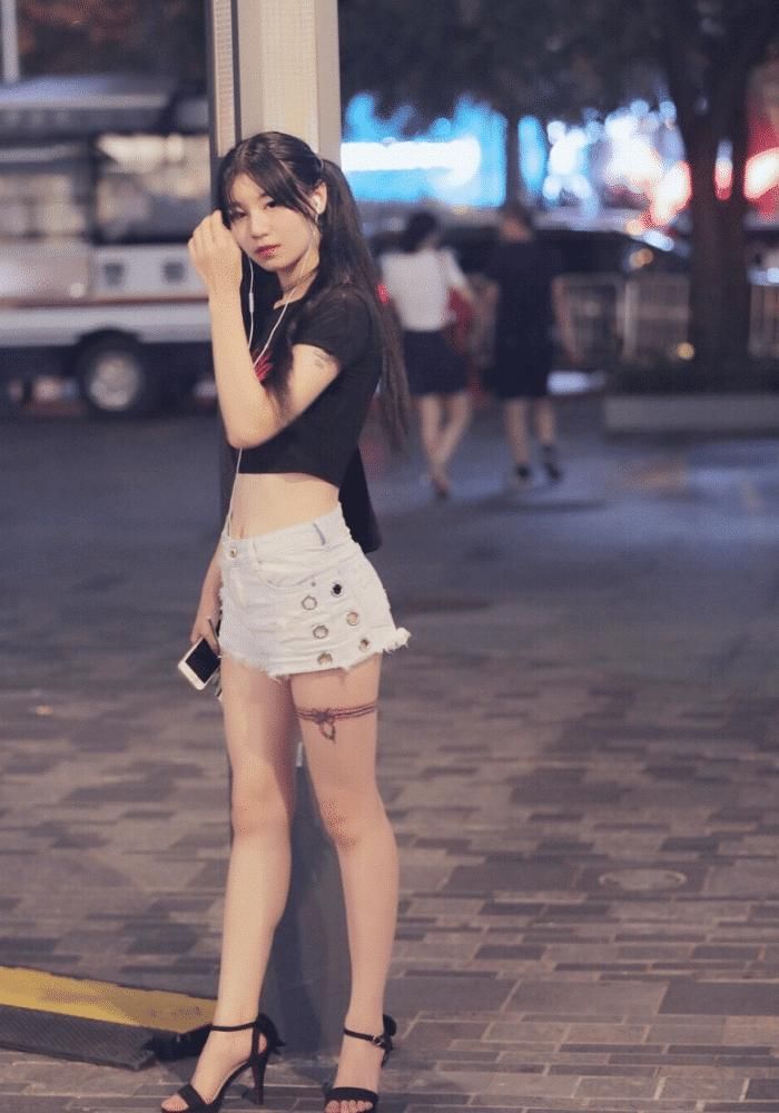  「位小姐姐」双马尾很常见，腿上的这双袜子还是第一次见
