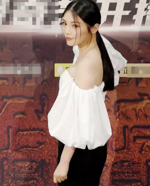 徐冬冬出席活动，身穿“平肩”的白色上衣，造型“雷人”