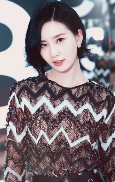 31岁刘诗诗把烂大街的格纹裙穿出高级感，47岁吴奇隆好眼光