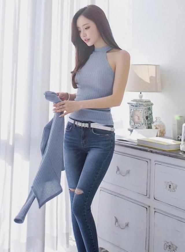 紧身牛仔裤散发青春气息,展现曼妙的身姿,很有女人味