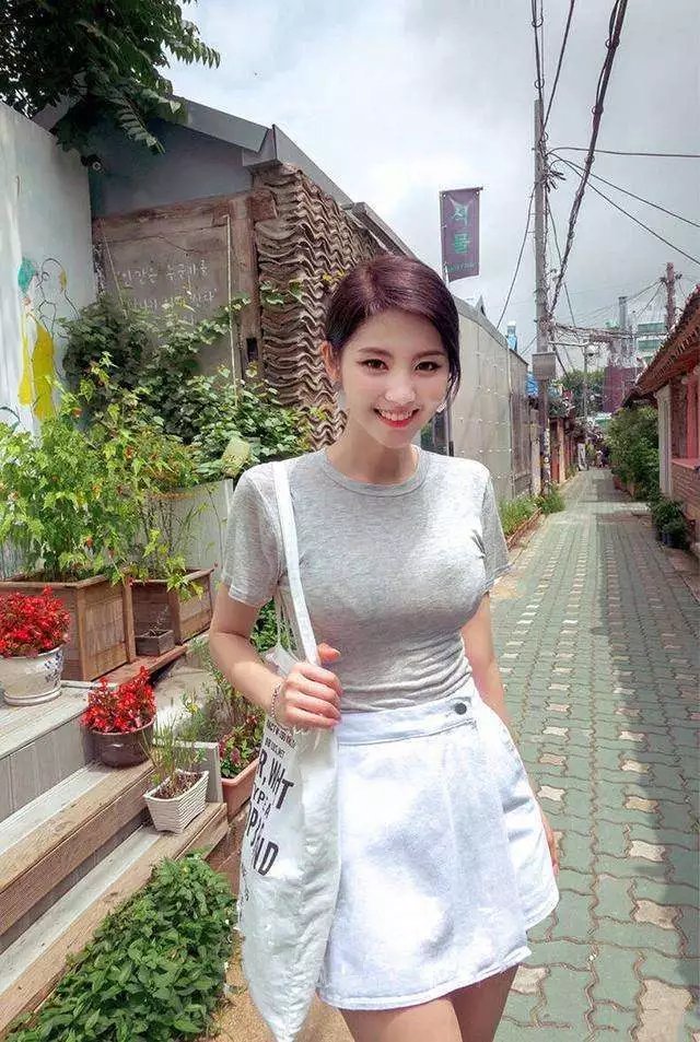 曼妙身材的美女的时尚清新搭配