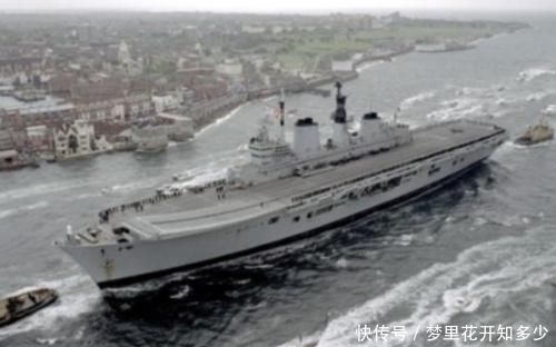 「低调」凌晨时分,英方航母低调返回母港,民众记录罕见画面