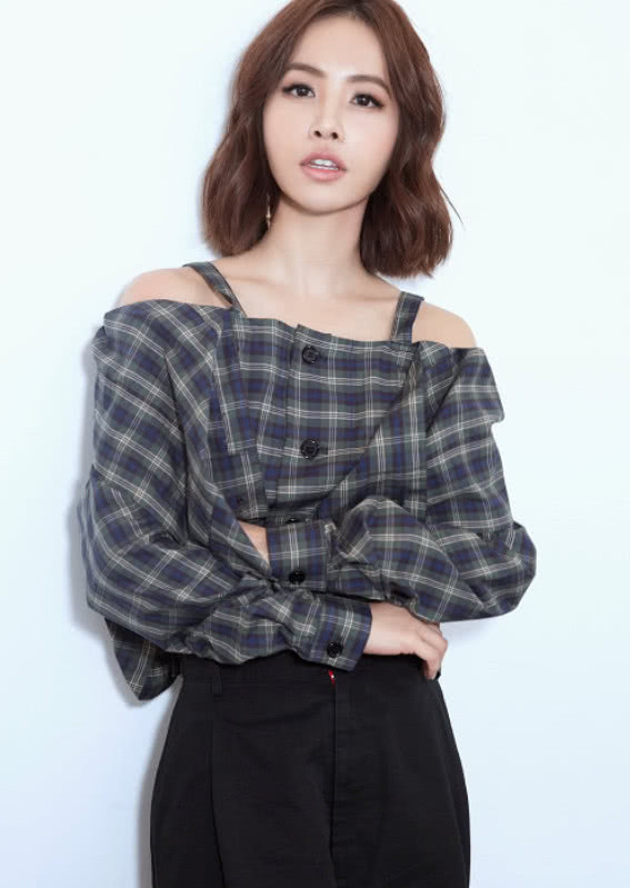 蔡依林身穿舞裙献歌，裙子开到“大腿根”姿势简直太撩人