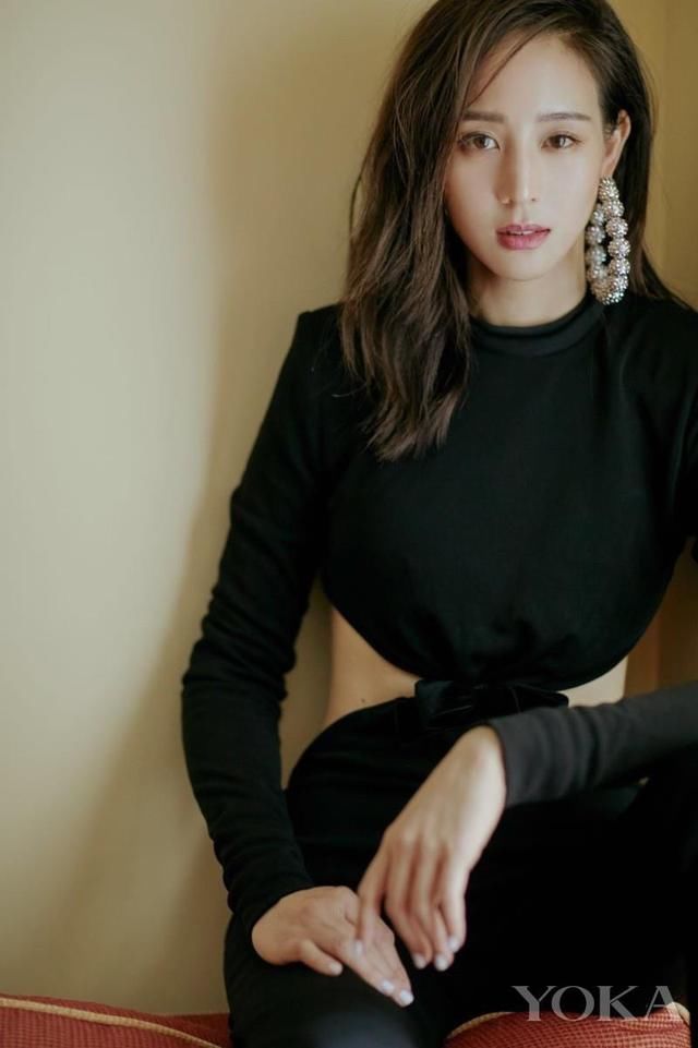 张钧宁纽约时装周看秀造型曝光 性感露背设计吸引眼球