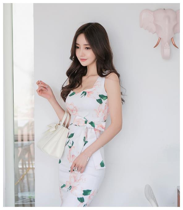 身材高挑的紧身裙美女，秀出纤细的腰身，彰显不俗品味