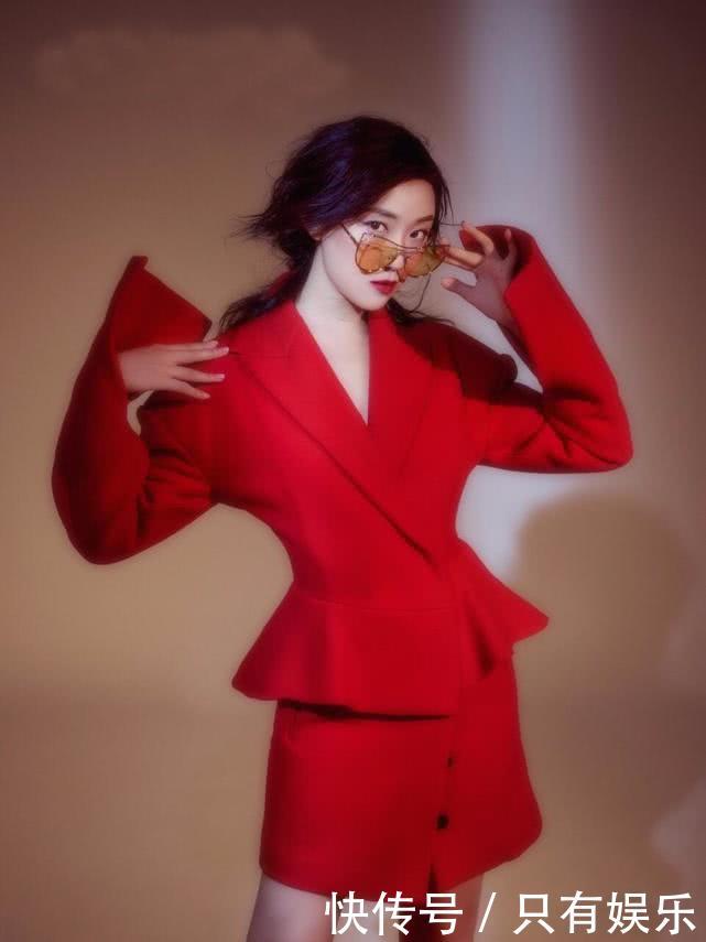 菅纫姿双马尾俏皮可爱，长外套内搭挂脖泳衣，大长腿吸睛