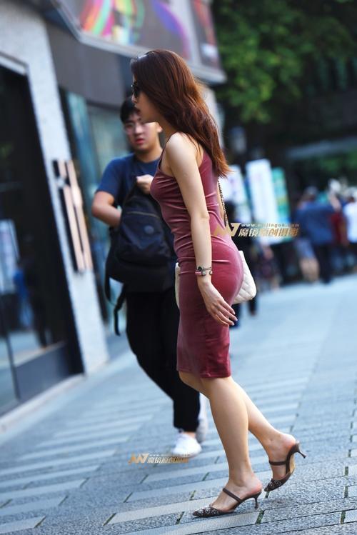 路人街拍，一副合适的墨镜能让小姐姐的气质得到升华