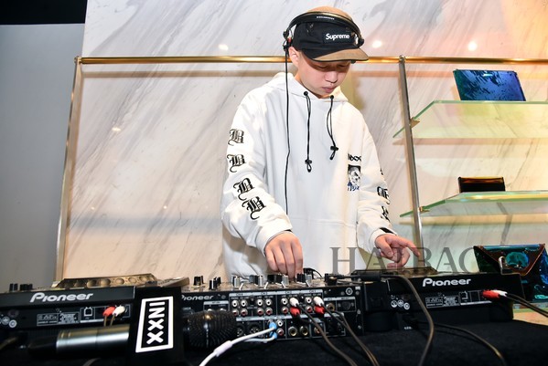 刘柏辛、黄靖翔现身INXX COHERE概念店