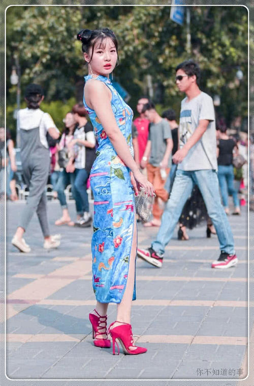 高开旗袍显凹凸有致的好身材，步子还敢迈这么大，真替她担心走光