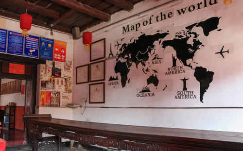 县衙隔壁的四合院，曾供衙役值班休息，如今是一座古色古香的客栈