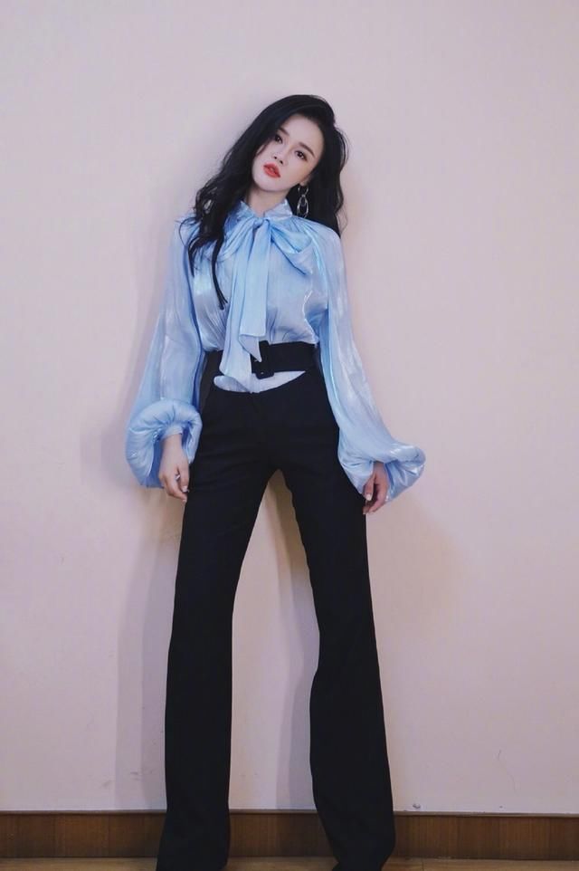 冉莹颖受伤邹市明贴心冰敷，发卡少女感十足，网友：最拼命的女人