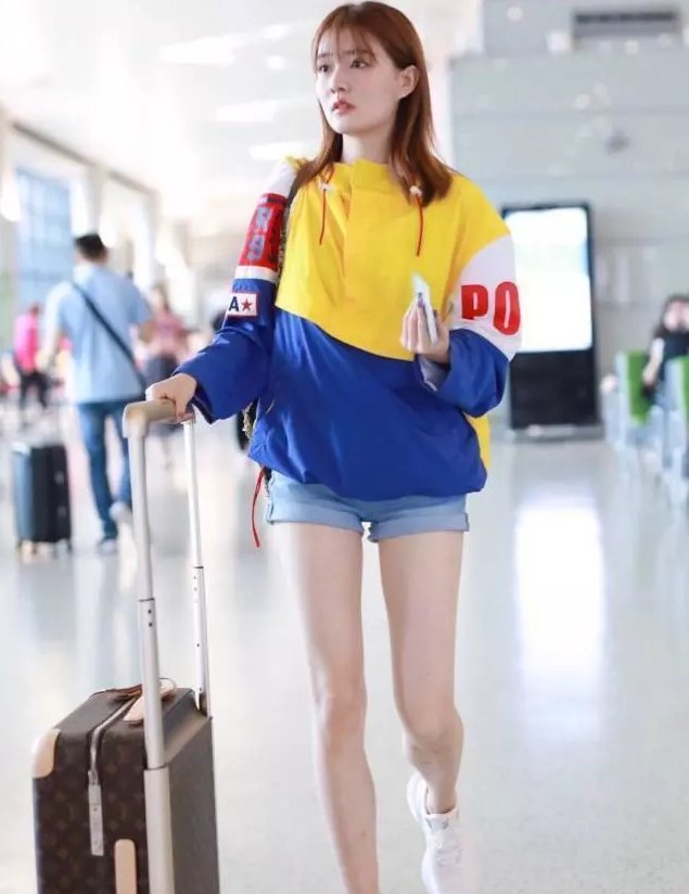 徐璐亮相，打扮小清新，网友:高级的漫画腿，活该你得瑟