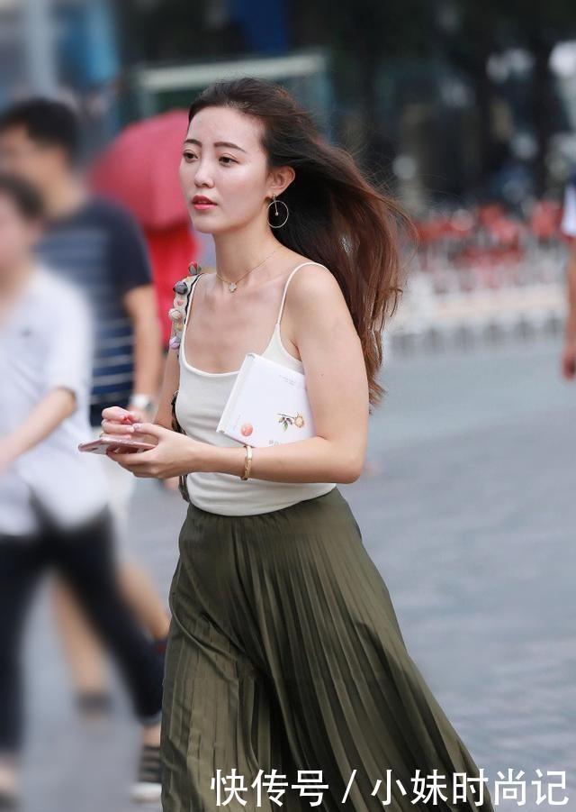 「美女」街拍:美丽动人的美女,成熟有魅力,自信又大方时尚!