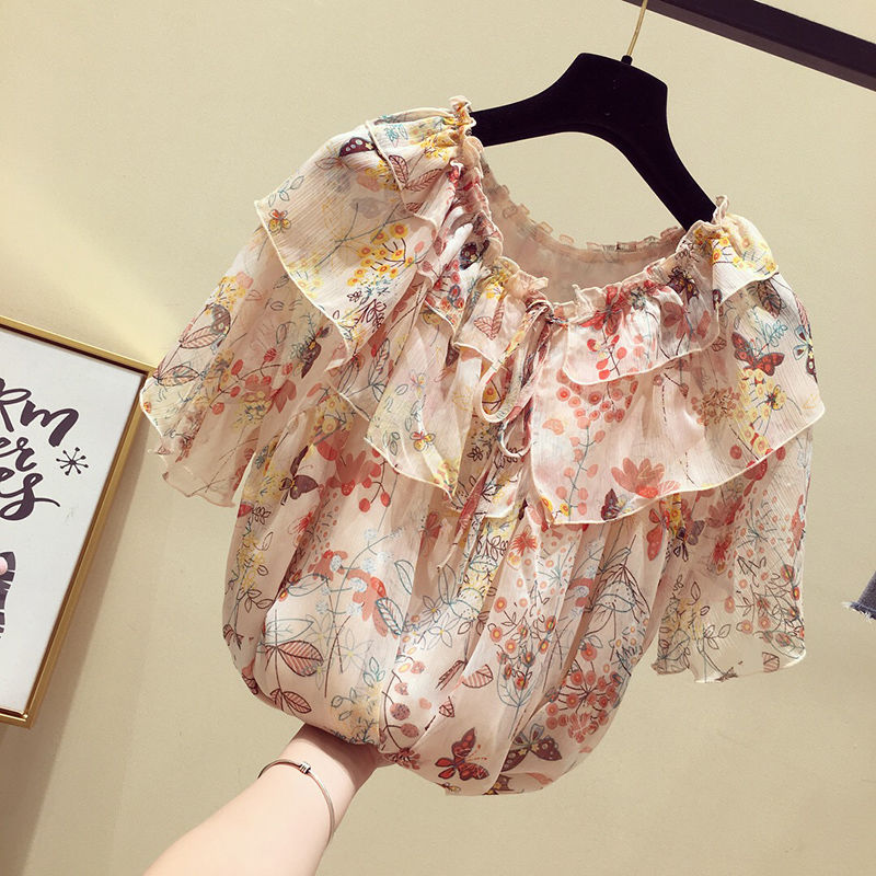 难怪嫂子一直这么美嫩，原来都穿这娃娃衫+短裤，衬肤减龄超洋气