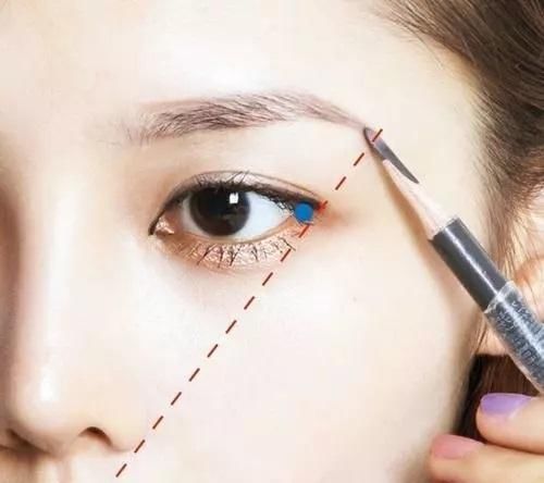 女人千万别再去纹眉，很难看，化妆师教你一招，几步画出好看眉毛