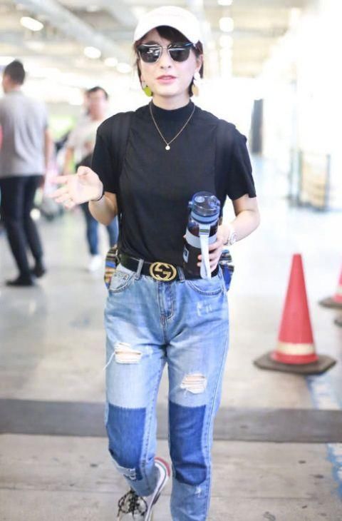 吴昕是没钱买裤子吗?这条牛仔裤补丁数不完 却意外的好看