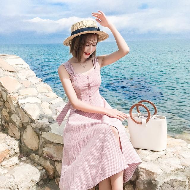 上海的姐姐真敢穿，直接穿吊带连衣裙，意想不到的特别美！