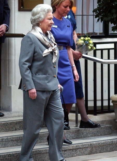  女强人■头一次见英国女王穿西装裤！一身灰西装变霸气女强人，终于不冻腿