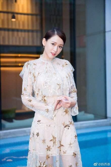 29岁娄艺潇与39岁陈乔恩同穿一字肩牛仔裙,纯天然和整容脸的区别