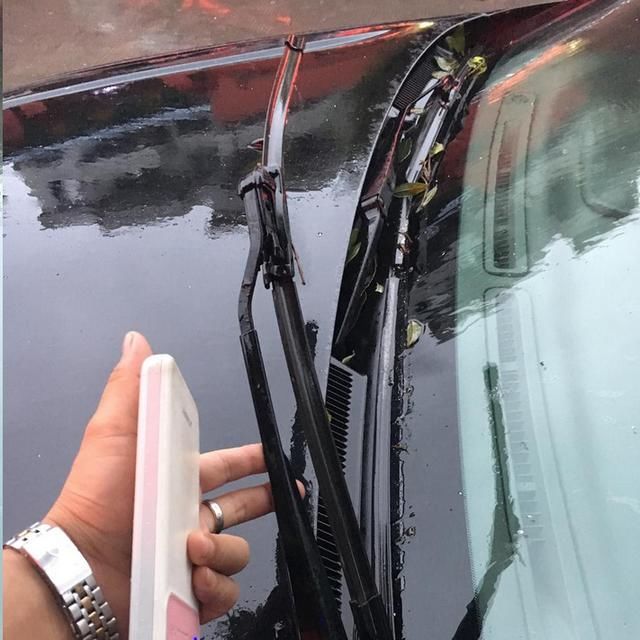 大多数车主拆掉雨刷，偷偷换上它!玻璃清晰无异响，车车适用