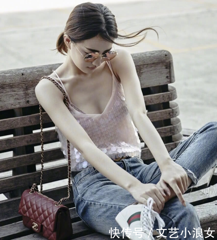 徐璐身穿一件粉色吊带背心，锁骨比衣服还要抢眼，比郑爽还瘦吧！