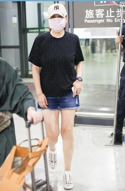 张凯丽穿短裙露大腿被嫌弃，网友吐槽：多大岁数了还敢这么穿