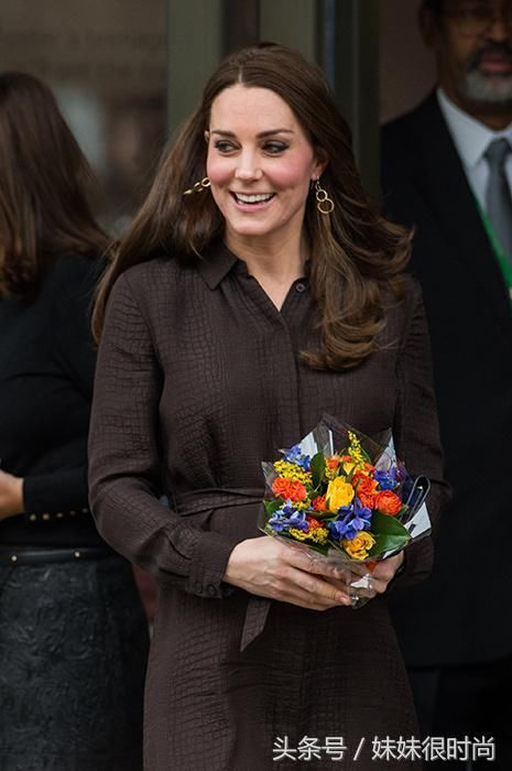 凯特王妃妹妹心可真大，眼看着就快生了，还忙着骑自行车和游泳！