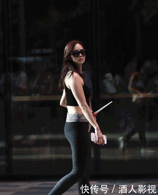 #紧身裤#刚洗完澡的美女穿紧身裤上街,火辣身材,被众人瞩目