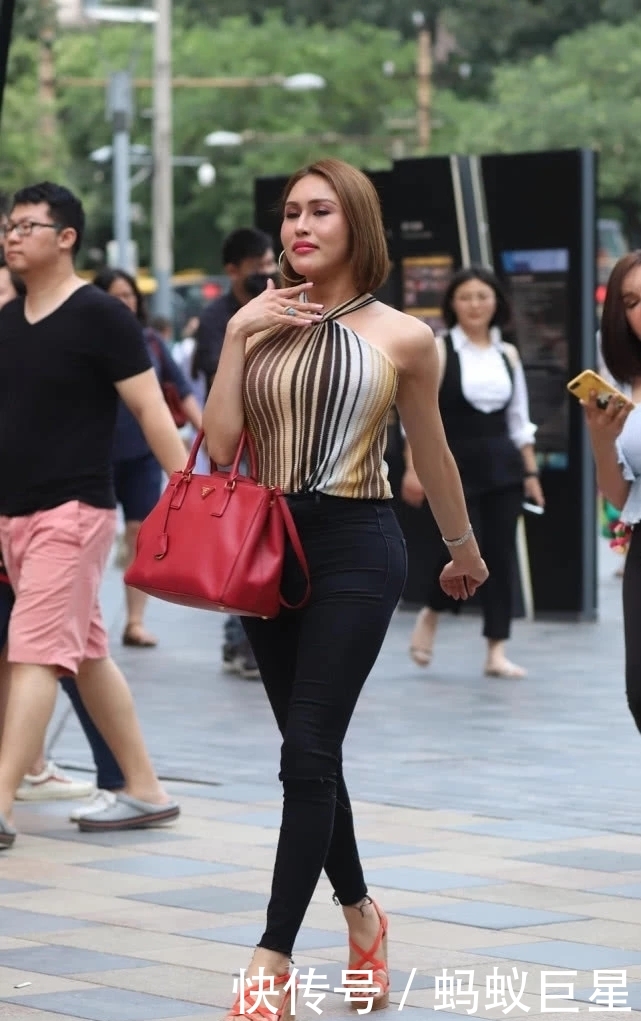 # 美女#身材都不差！，路人街拍：喜欢穿热裤的美女