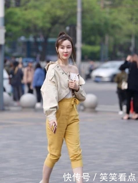  #绝配#街拍上班族小姐姐穿上黑色高跟凉鞋,和黑丝绝配