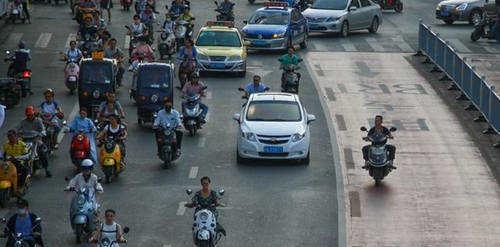 中国的“电驴之城”，电瓶车数量是汽车的4倍，还有专用信号灯！