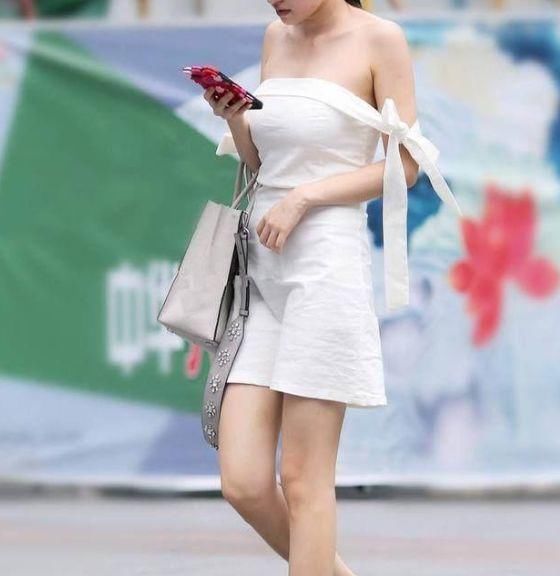  「蝴蝶结」街拍：白色连体裙裤，手臂上的蝴蝶结，增添温婉女人韵味