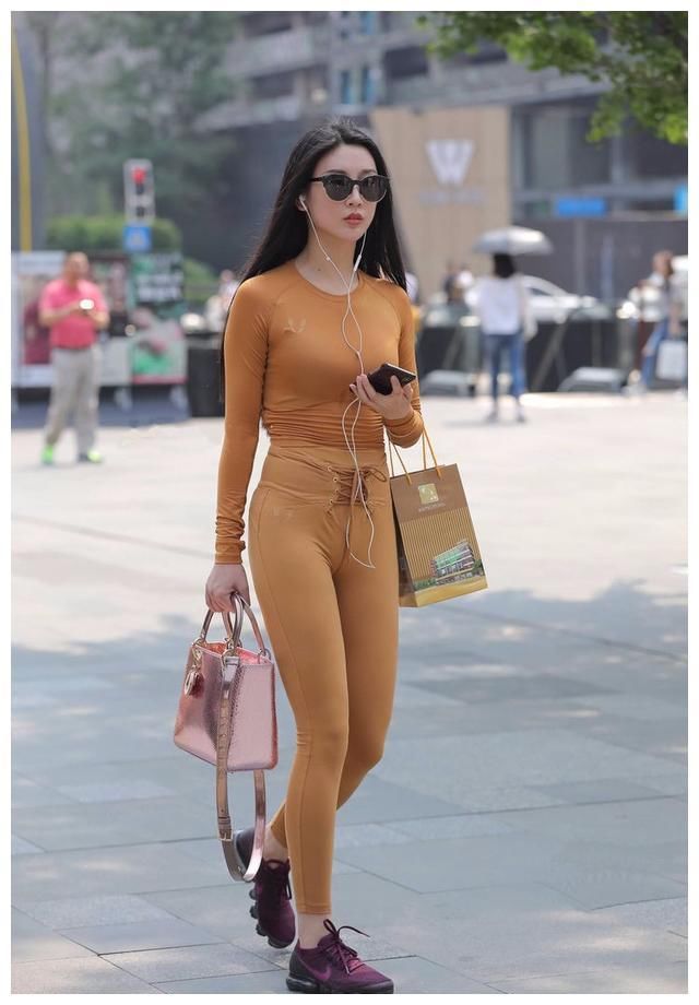 街拍:小姐姐一身黄色的紧身衣裤,勾勒出玲珑的曲线美