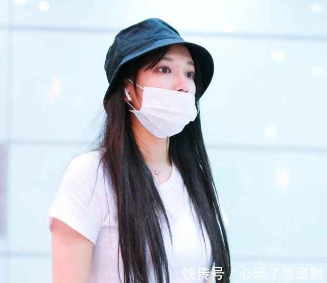 程潇为显身材真是拼，把白T“剪”一半，性感指数立马上升！